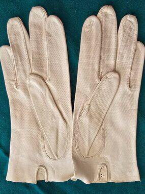 Vintage - Soft Leather Gloves in a Cream White with Perforation Details